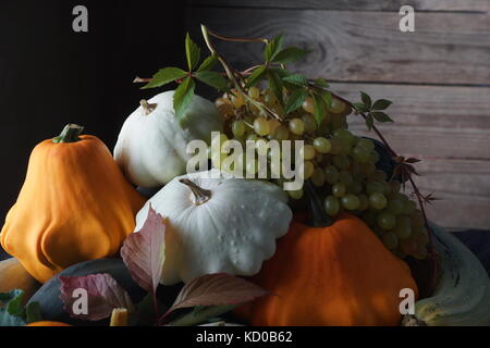 La vie toujours avec la courgette, citrouille, courge et raisin. des légumes de saison et vrukty joliment empilés sur la table. Banque D'Images