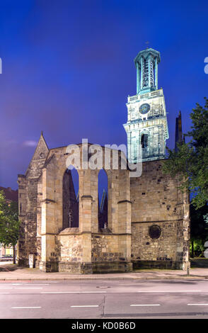 Ruine de la aegidienkirche, mémorial de la seconde guerre mondiale, vue de nuit, Hanovre, Basse-Saxe, Allemagne Banque D'Images