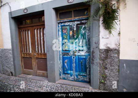 Paris, France - 14 juin 2017 : célèbre rue à Funchal, où une communauté d'artistes ont peint art urbain à plusieurs portes. Banque D'Images