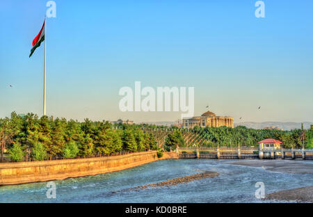 Vue de la rivière varzob dushanbe avec le mât et l'Asie centrale, le Tadjikistan. Banque D'Images