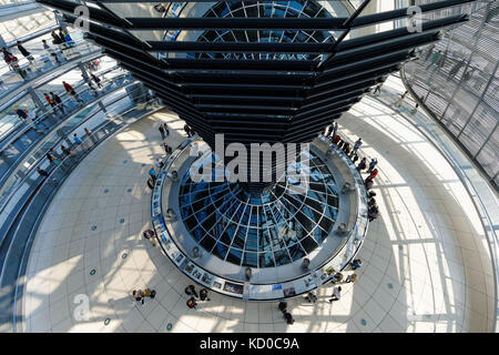 Visiteurs à la coupole du Reichstag à Berlin, Allemagne Banque D'Images