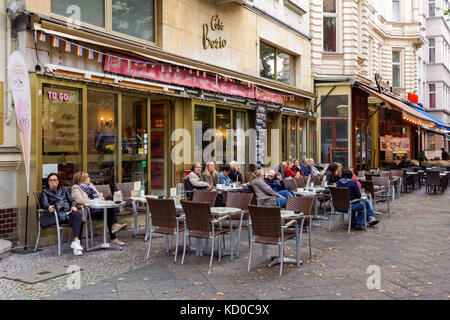 Les gens assis à l'extérieur du café sur Maassenstrasse à Schöneberg, Berlin, Allemagne Banque D'Images