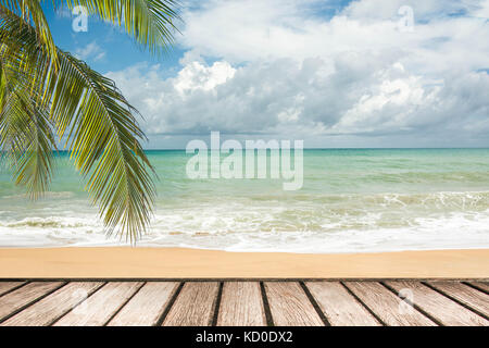 Terrasse en bois en face du paysage la mer. Prêt pour l'affichage des produits image texturée. Banque D'Images