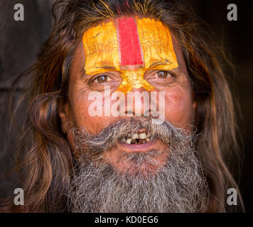 Portrait en gros plan d'un vieux sadhu, temple de Pashupatinath, Katmandou, Népal Banque D'Images