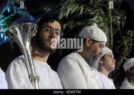 Les juifs religieux de la caste sacerdotale Kohanim habillés en costume de cérémonie et à l'aide d'outils créés spécialement pour l'utilisation dans le troisième Temple par l'Institut du Temple, prenant part à une reconstitution de la cérémonie de la libation d'eau joyeuse qui faisait autrefois partie de l'entretien du Temple pendant Souccot fête des tabernacles dans la vieille ville de Jérusalem le 08 octobre 2017. L'Institut du Temple ou Machon HaMikdash organisation à se concentrer sur l'effort de construire le troisième Temple juif. Banque D'Images