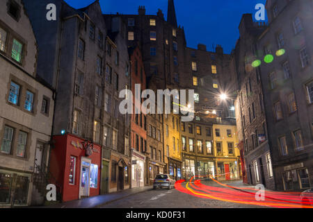 Édimbourg, Écosse - 25 septembre 2017 : la rue Victoria pendant la nuit avec le feu rouge des voitures des sentiers Banque D'Images