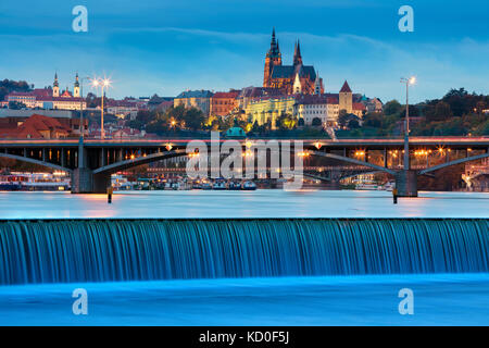 Prague. image de Prague, capitale de la République tchèque, pendant le crépuscule heure bleue. Banque D'Images