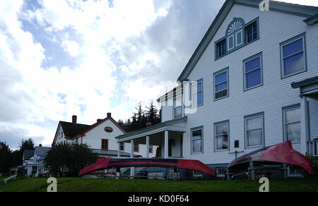 Canoës Tlingit traditionnel en face de la maison à Fort historique Haines, Alaska Banque D'Images