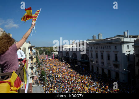 L'Europe, Espagne, Barcelone, Octobre 8, 2017 : des milliers de manifestants sont arrivés à Barcelone d'un bout à l'Espagne pour participer à la marche en faveur de la na Banque D'Images