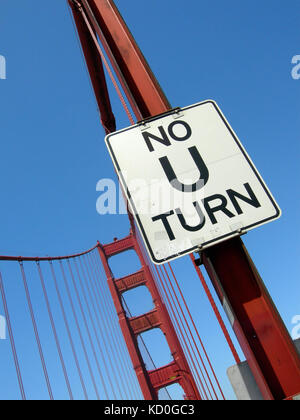 No u turn signal routier sur le célèbre golden gate bridge à san francisco avec ciel bleu en toile de fond, USA. Banque D'Images