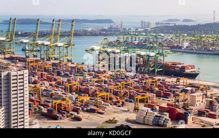Portrait d'un terminal à conteneurs, des grues et des porte-conteneurs, de Singapour, en Asie du sud-est Banque D'Images
