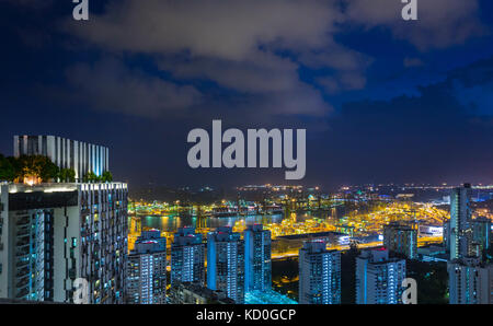 Vue urbaine avec des appartements modernes et les lumières de la ville de nuit, à Singapour, en Asie du sud-est Banque D'Images