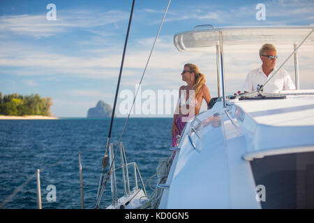 Couple relaxing on yacht, Koh kradan, Thailande, Asie Banque D'Images