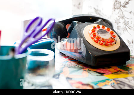 Téléphone à l'ancienne sur la réception de coiffure excentrique Banque D'Images