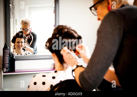 Femme travaillant dans un salon de coiffure excentrique Banque D'Images