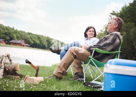 Couple de chaises de camping au bord du lac Banque D'Images