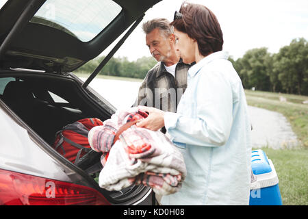 D'âge mûr de la dépose de l'équipement de camping car boot Banque D'Images