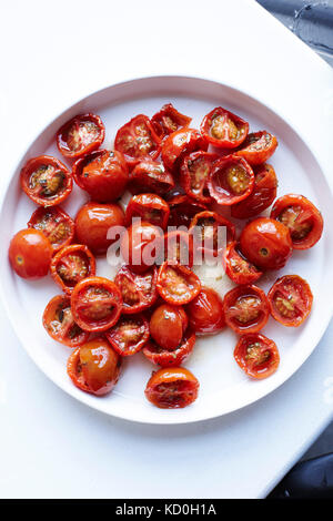 Tomates cerise sur la plaque, overhead view Banque D'Images