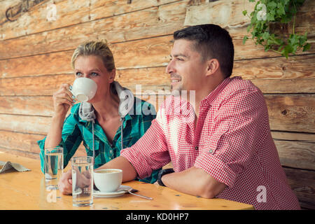 Couple in cafe boire du café, Tirol, Autriche, Europe Banque D'Images