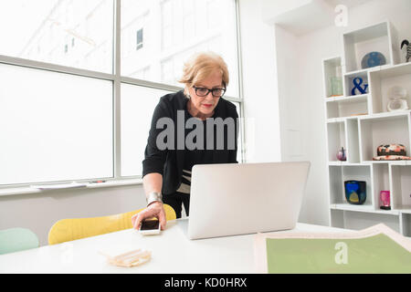 Businesswoman working on laptop Banque D'Images