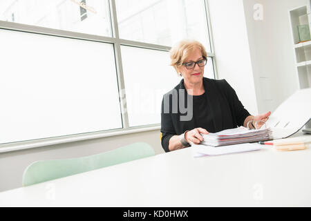 Businesswoman reading files Banque D'Images