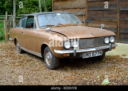 Trouver une grange d'un british sunbeam rapier voiture depuis les années 1970 prêt pour la restauration en tant qu'un projet Banque D'Images