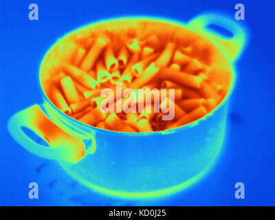 Faire bouillir les pâtes dans la casserole Banque D'Images