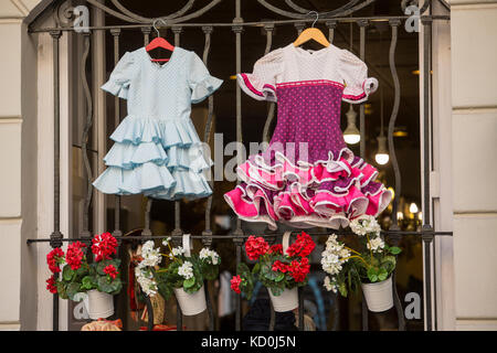 Robes de flamenco accroché sur la porte, Valencia, Spain, Europe Banque D'Images