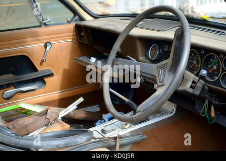 Trouver une grange d'un british sunbeam rapier voiture depuis les années 1970 prêt pour la restauration comme un projet vue intérieure Banque D'Images