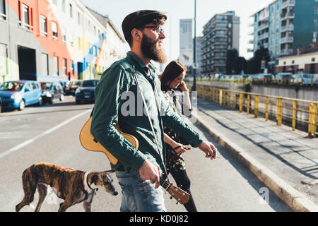 Cool couple walking dog par canal ville Banque D'Images