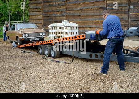 Trouver une grange d'un british sunbeam rapier voiture depuis les années 1970 prêt pour la restauration comme un projet est chargée sur une remorque Banque D'Images