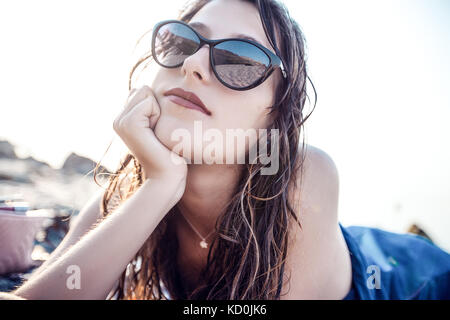 Portrait de jeune femme dans les tons sur plage, Odessa, Ukraine Banque D'Images