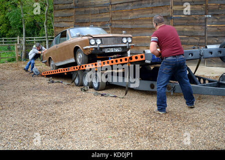 Trouver une grange d'un british sunbeam rapier voiture depuis les années 1970 prêt pour la restauration comme un projet est chargée sur une remorque Banque D'Images