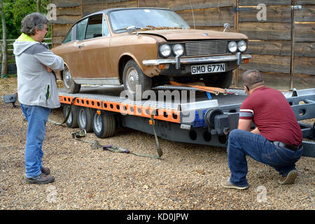 Trouver une grange d'un british sunbeam rapier voiture depuis les années 1970 prêt pour la restauration comme un projet est chargée sur une remorque Banque D'Images