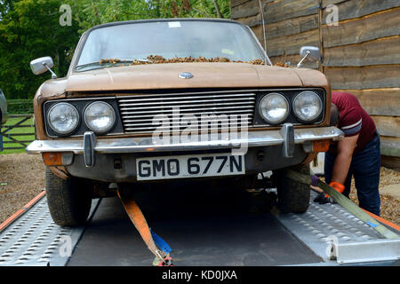 Trouver une grange d'un british sunbeam rapier voiture depuis les années 1970 prêt pour la restauration comme un projet est chargée sur une remorque Banque D'Images