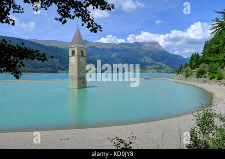 Lac reschensee au Tyrol du sud, Italie, près de l'Autriche et la Suisse. Banque D'Images