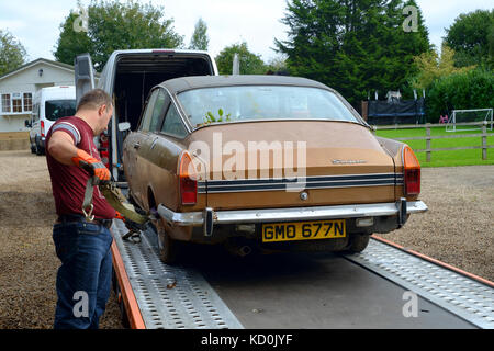 Trouver une grange d'un british sunbeam rapier voiture depuis les années 1970 prêt pour la restauration comme un projet est chargée sur une remorque Banque D'Images