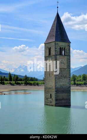 Lac reschensee au Tyrol du sud, Italie, près de l'Autriche et la Suisse. Banque D'Images