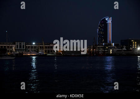 L'hôtel W, également connu sous le nom de Hotel Vela, depuis le port de Barcelone. Photo : Alamy / Karal Pérez Banque D'Images