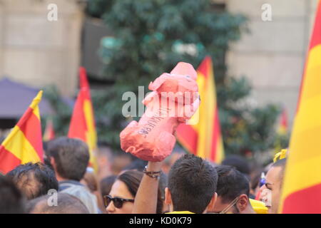 Barcelone, Espagne. 8 octobre 2017. Les manifestants se rassemblent avant un rassemblement pour protester contre la poussée du gouvernement catalan pour la sécession du reste de l'Espagne dans le centre de Barcelone, Espagne, dimanche 8 octobre 2017. Crédit : Gtres Información más Comuniación on line, S.L./Alamy Live News Banque D'Images