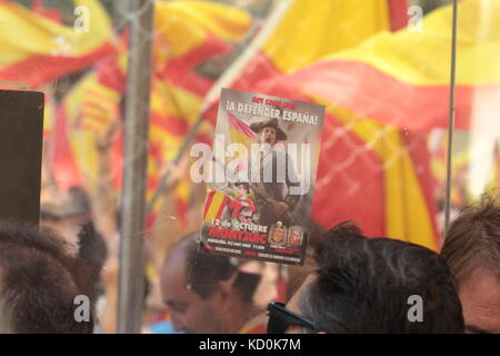 Barcelone, Espagne. 8 octobre 2017. Les manifestants se rassemblent avant un rassemblement pour protester contre la poussée du gouvernement catalan pour la sécession du reste de l'Espagne dans le centre de Barcelone, Espagne, dimanche 8 octobre 2017. Crédit : Gtres Información más Comuniación on line, S.L./Alamy Live News Banque D'Images