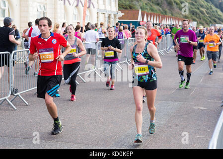 Bournemouth, Dorset, Royaume-Uni, 8th octobre 2017. Coureurs participant au festival du marathon de Bournemouth le long de la promenade. Banque D'Images