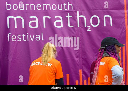 Bournemouth, Dorset, UK. 8 Oct, 2017. Le dernier jour de la Festival Marathon de Bournemouth est en cours avec le marathon et semi-marathon. L'équipe de course Credit : Carolyn Jenkins/Alamy Live News Banque D'Images