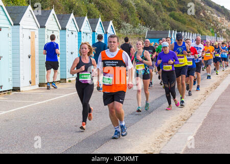 Bournemouth, Dorset, UK. 8 Oct, 2017. Le dernier jour de la Festival Marathon de Bournemouth est en cours avec le marathon et semi-marathon. Les coureurs de semi-marathon comme le temps devient plus chaude et ensoleillée et la température augmente. Credit : Carolyn Jenkins/Alamy Live News Banque D'Images