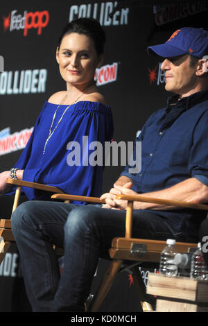 Mary Chieffo et Jason Isaacs assistent au panel « Star Trek: Discovery » au théâtre de Madison Square Garden, lors du New York Comic con 2017, le 7 octobre 2017 à New York. Banque D'Images