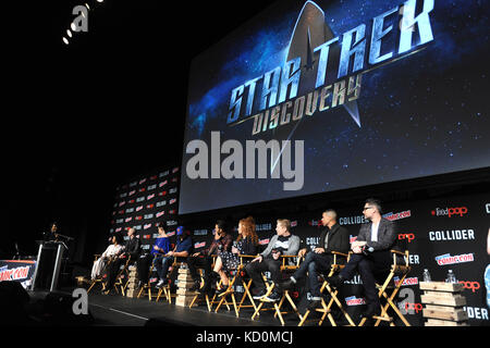 Mae Jemison, Sonequa Martin-Green, Doug Jones, Mary Chieffo, Jason Isaacs, Shazad Latif, Mary Wiseman, Anthony Rapp, Wilson Cruz et Aaron Harberts assistent au panel « Star Trek: Discovery » au Theatre de Madison Square Garden, lors du New York Comic con 2017, le 7 octobre 2017 à New York City. Banque D'Images