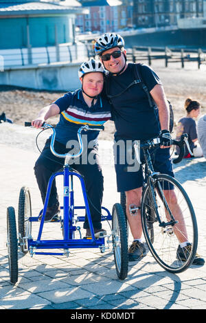 Aberystwyth Wales UK, dimanche 08 octobre 2017 UK Météo : les gens au bord de la mer à Aberystwyth Wales apprécient un soleil d'automne merveilleusement chaud et ensoleillé photo après-midi crédit : Keith Morris/Alamy Live News Banque D'Images