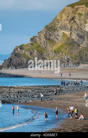 Aberystwyth Wales UK, dimanche 08 octobre 2017 UK Météo : les gens au bord de la mer à Aberystwyth Wales apprécient une journée à la plage sur un dimanche d'automne merveilleusement chaud et ensoleillé photo crédit : Keith Morris/Alamy Live News Banque D'Images