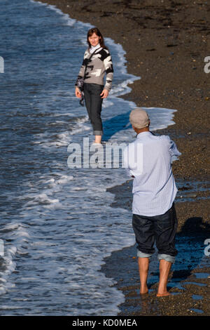 Aberystwyth Wales UK, dimanche 08 octobre 2017 UK Météo : les gens au bord de la mer à Aberystwyth Wales apprécient un soleil d'automne merveilleusement chaud et ensoleillé photo après-midi crédit : Keith Morris/Alamy Live News Banque D'Images