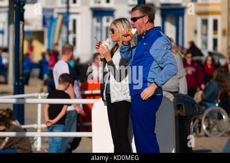 Aberystwyth Wales UK, dimanche 08 octobre 2017 Météo britannique : les gens au bord de la mer à Aberystwyth Wales apprécient les glaces sur un dimanche après-midi d'automne merveilleusement chaud et ensoleillé crédit : Keith Morris/Alamy Live News Banque D'Images